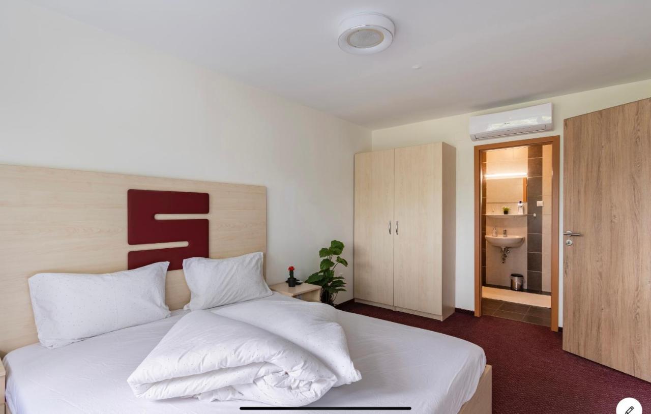 Sinus Premium Aparthotel Siofok Bagian luar foto