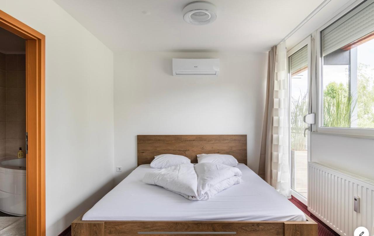 Sinus Premium Aparthotel Siofok Bagian luar foto