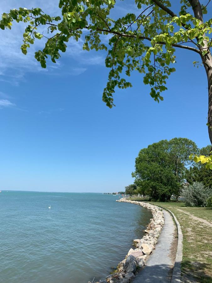 Sinus Premium Aparthotel Siofok Bagian luar foto